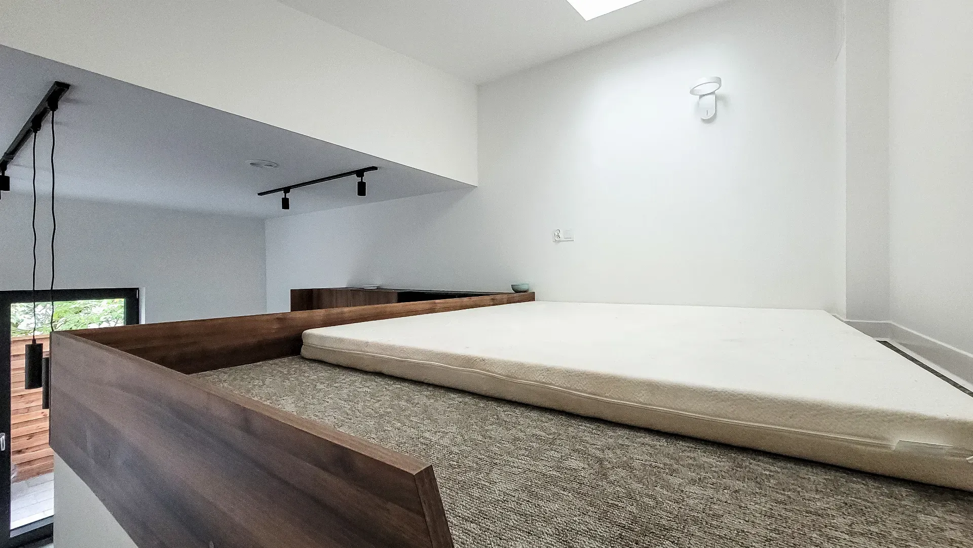 Kawalerka w centrum | Antresola | Własne patio 3