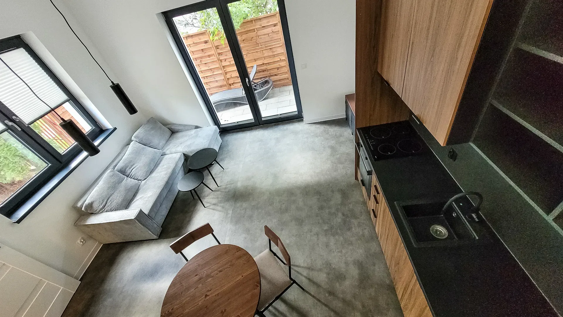 Kawalerka w centrum | Antresola | Własne patio 5