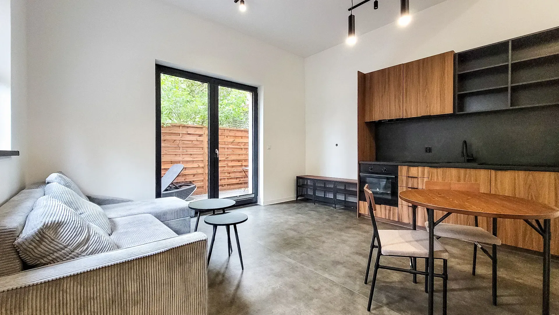 Kawalerka w centrum | Antresola | Własne patio 7