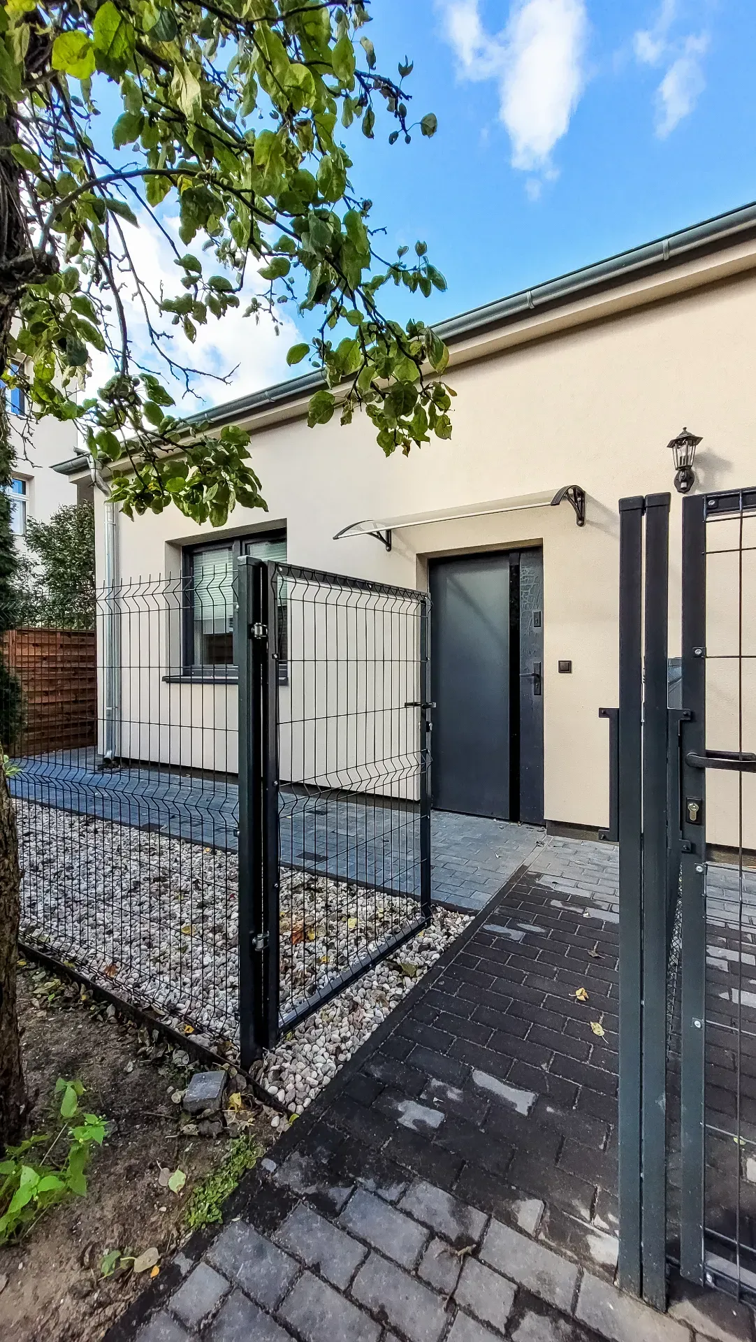 Kawalerka w centrum | Antresola | Własne patio 13